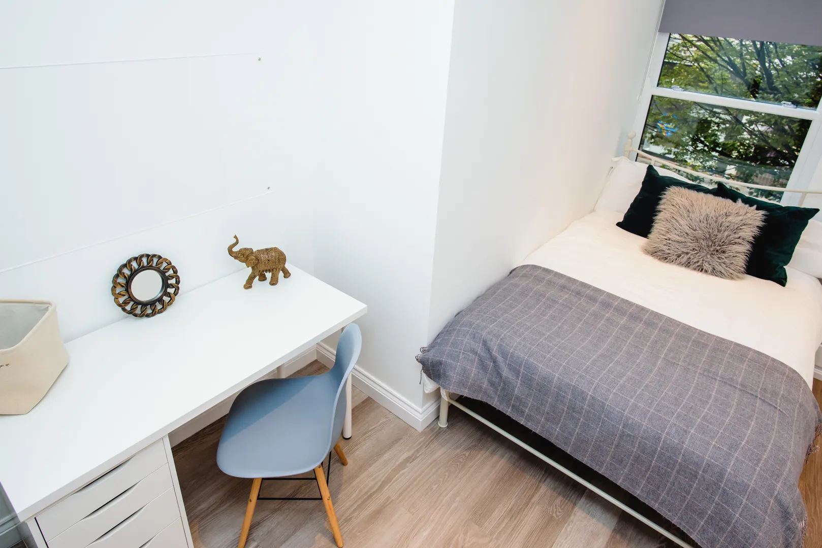 Flat A, 25 Lister Gate - Luxury 5 Bed City Centre Apartment - Image 4
